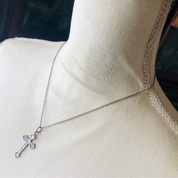 Vintage pewter cross pendant on chain necklace - Picture 4 of 9